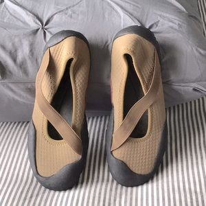 Keen size 10 Neoprene water shoes tan